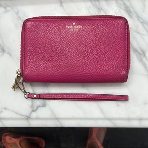 Lightly used Kate Spade wristlet.